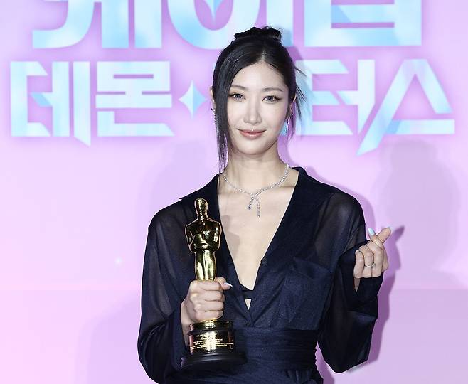 가수 이재가 1일 서울 용산구 CGV용산아이파크몰에서 열린 넷플릭스(Netflix) 영화 '케이팝 데몬 헌터스' 아카데미 수상 기념 기자 간담회에 참석해 포즈를 취하고 있다. 한윤종 기자