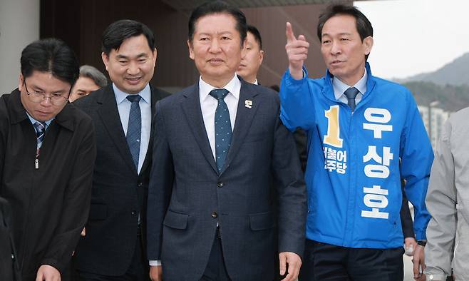 더불어민주당 정청래 대표와 우상호 강원지사 후보가 1일 강원 철원종합문화복지센터 다목적구장에서 열린 철원읍민 화합대축전에 방문하고 있다. 연합뉴스