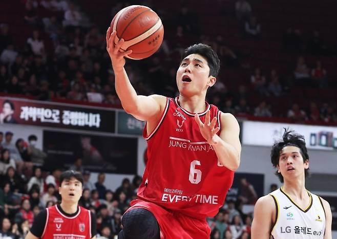 프로농구 안양 정관장의 박지훈이 31일 경기 안양정관장아레나에서 열린 창원 LG와의 경기에서 레이업 슛을 하고 있다. 연합뉴스