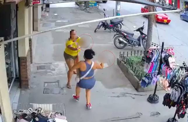 콜롬비아 칼리의 길거리에서 여자 2명이 흉기를 휘두르면서 싸우고 있다. 영상 캡처