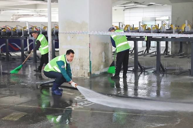 오언석 도봉구청장이 지난 24일 구청 직원들과 창동역 고가하부를 물청소하고 있다. 도봉구 제공