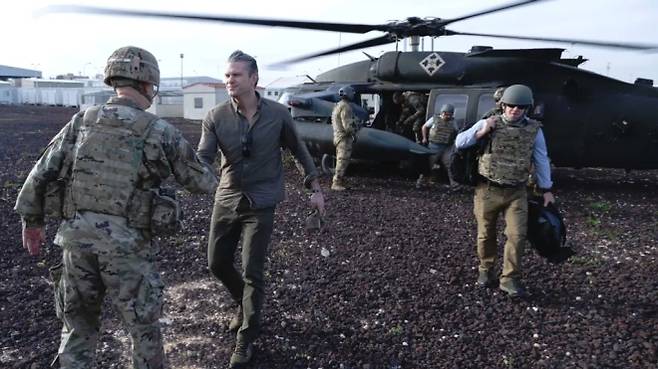 피트 헤그세스 미 국방장관이 최근 중동 지역 미군기지를 비공개 방문해 장병과 인사하고 있다. 미 국방부는 이란의 드론·미사일 공격 이후 중동 내 미군기지의 벙커와 방호시설 확충을 전구 우선 과제로 제시하고 있다. 미군 제공