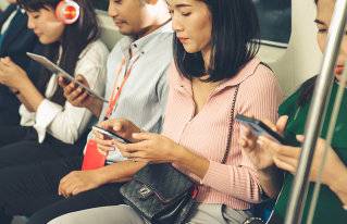 스마트폰에서 눈을 떼지 못하는 많은 현대인이 기억력과 계산 능력이 크게 떨어지는 ‘디지털 치매’를 앓고 있다. Gettyimage