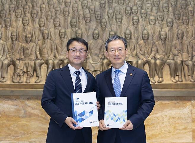 정성호 법무부장관(오른쪽)은 3월31일 오후 한병도 더불어민주당 원내대표를 예방하여 중점 추진 7대 민생안전 법안을 설명했다. ⓒ법무부