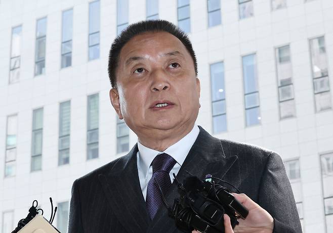 김영환 충북도지사가 3월23일 서울 양천구 서울남부지방법원에서 자신을 6·3 지방선거 공천에서 배제(컷오프)한 국민의힘 공천관리위원회 결정 효력을 정지해 달라며 낸 가처분 신청 심문에 출석하기 위해 법정으로 향하며, 취재진 질문에 답하고 있다. ⓒ연합뉴스