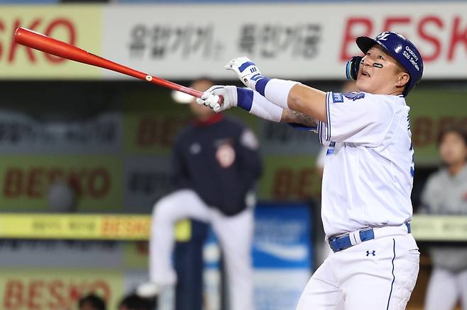 삼성 최형우(왼쪽)가 3월 31일 대구 두산전 7회말 역대 최고령 홈런을 쳐낸 뒤 타구를 응시하고 있다. 사진제공ㅣ삼성 라이온즈