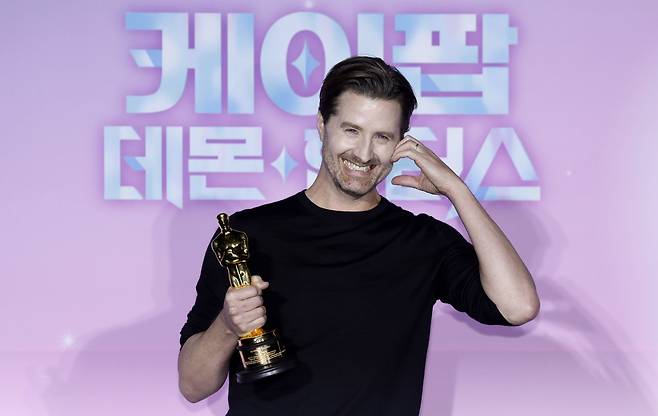 [서울=뉴시스] 김혜진 기자 = 크리스 애플한스 감독이 1일 오후 서울 용산구 CGV 용산아이파크몰에서 열린 넷플릭스 영화 ‘케이팝 데몬 헌터스’ 아카데미 수상 기념 기자간담회에서 포즈를 취하고 있다. 2026.04.01. jini@newsis.com