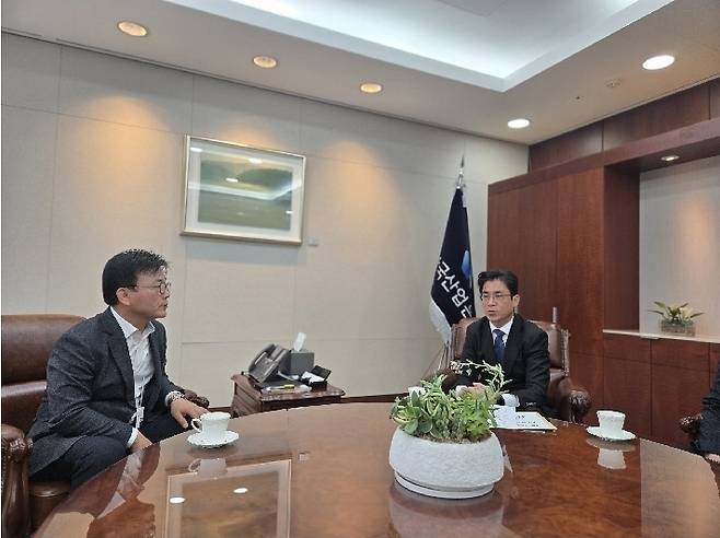 백주선 남양주시장 예비후보와 박상진 산업은행 회장