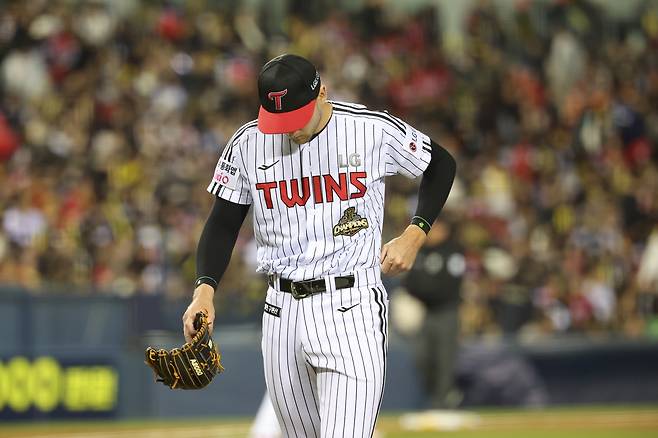 LG 앤더스 톨허스트가 31일 잠실 KIA전 선발 등판에서 부진 후 고개 숙이고 더그아웃으로 향하고 있다. LG 트윈스 제공