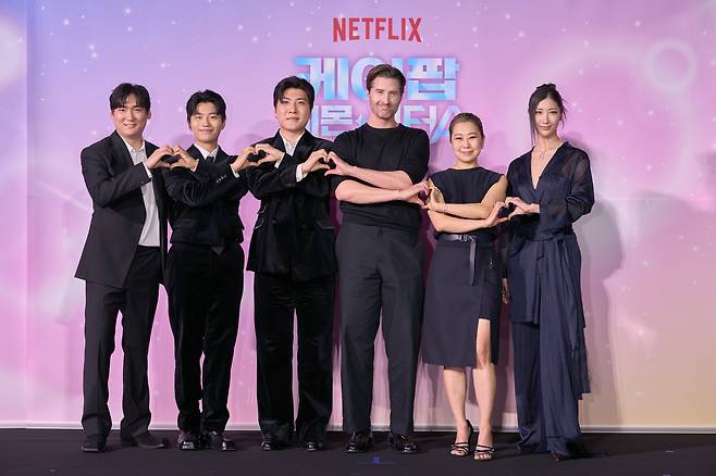 프로듀서팀 아이디오의 남희동(왼쪽부터), 이유한, 곽중규와 공동연출 크리스 아펠한스 감독, 매기 강 감독, 가수 이재가 1일 오후 서울 용산구 CGV용산아이파크몰에서 열린 넷플릭스 ‘케이팝 데몬 헌터스’ 아카데미 수상 기념 기자간담회에 참석해 포즈를 취하고 있다. 사진 넷플릭스