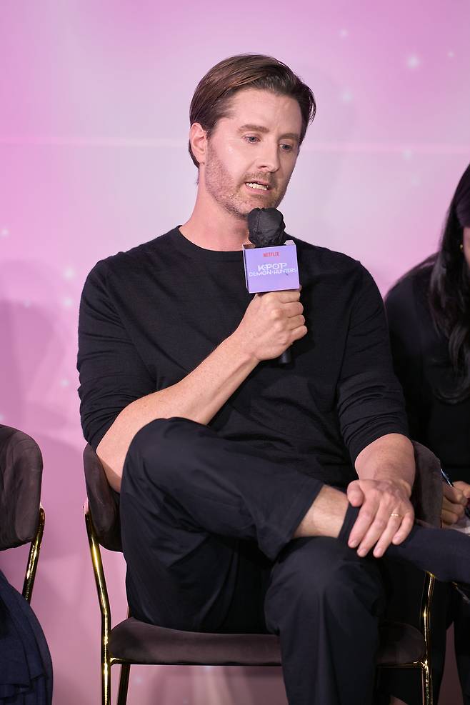 크리스 아펠한스 감독이 1일 오후 서울 용산구 CGV용산아이파크몰에서 열린 넷플릭스 ‘케이팝 데몬 헌터스’ 아카데미 수상 기념 기자간담회에 참석해 질문을 듣고 있다. 사진 넷플릭스