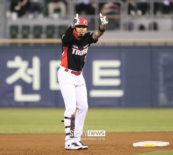 ▲ 브렛 필의 구단 외국인 최고 타율에 도전장을 내민 해럴드 카스트로 ⓒ곽혜미 기자