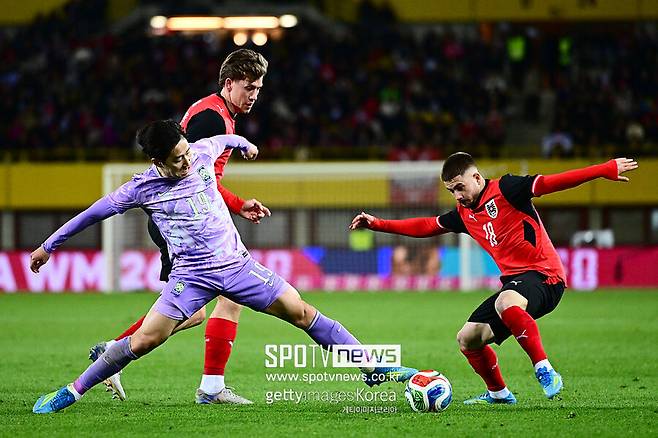 ▲ 스리백 전술의 집중력 붕괴와 반복된 결정력 부족으로 홍명보호가 오스트리아에도 패했다. 마지막 실전인 유럽 원정 2연패로 월드컵을 향한 준비가 미완성임을 보여줬다.