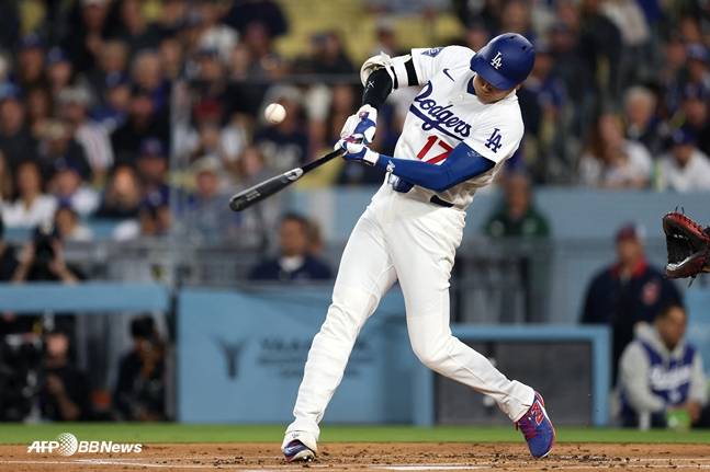 안타를 치는 오타니. /AFPBBNews=뉴스1