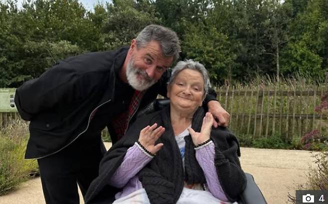 로이 킨(왼쪽)과 그의 어머니. /사진=더선 갈무리