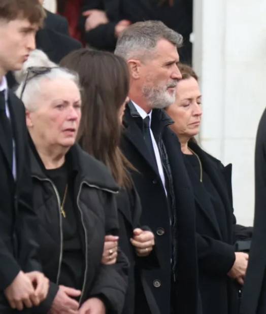 슬픔에 잠긴 로이 킨(가운데). /사진=더선 갈무리