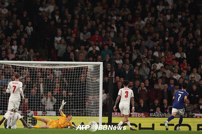 일본 축구대표팀 미토마 가오루(오른쪽)가 1일 영국 웸블리 스타디움에서 열린 잉글랜드와 평가전에서 선제골을 터뜨리고 있다. /AFPBBNews=뉴스1