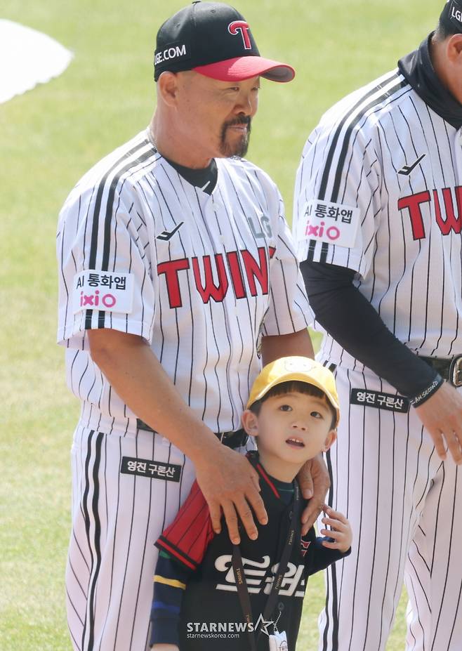 2026 신한 SOL Bank KBO리그 공식 개막전 LG 트윈스 대 KT 위즈 경기가 지난달 28일 서울 잠실야구장에서 열렸다.  시구자로 내정된 LG  김용일 코치가 개막식 행사에서 팬들의 박수를 받으며 도열하고 있다. /사진=김진경 대기자