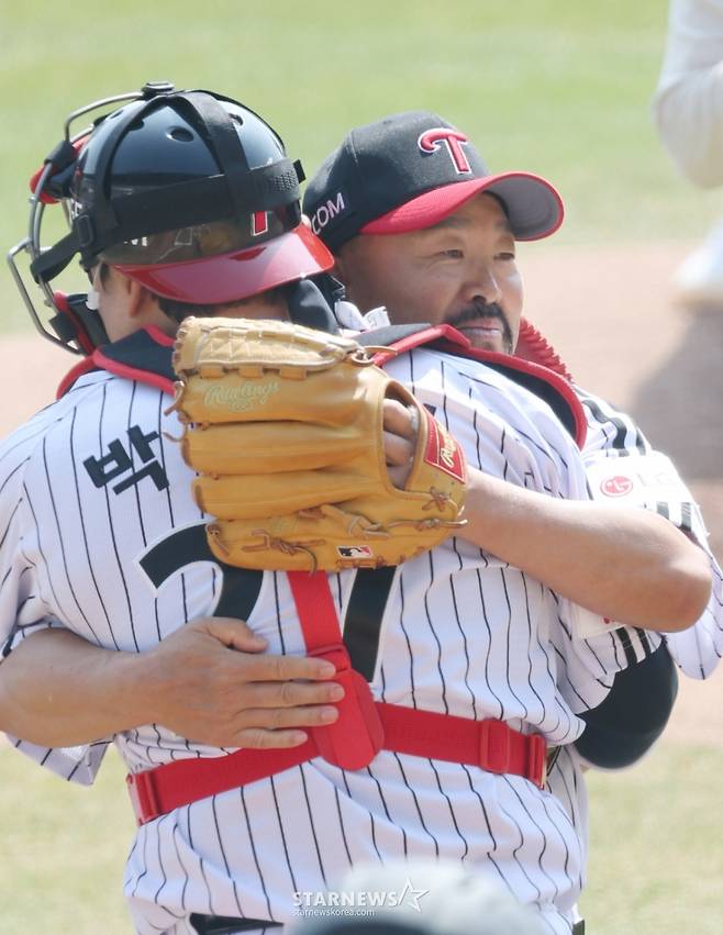 2026 신한 SOL Bank KBO리그 공식 개막전 LG 트윈스 대 KT 위즈 경기가 지난달 28일 서울 잠실야구장에서 열렸다.  LG 김용일 트레이닝 코치가 kt 김현수를 상대로 LG 승리기원 시구를 한 후 포수 박동원과 포옹하고 있다. /사진=김진경 대기자