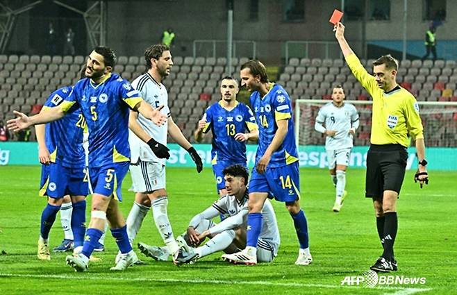 알렉산드로 바스토니(가운데 아래)가 퇴장을 받고 망연자실하고 있다. /AFPBBNews=뉴스1