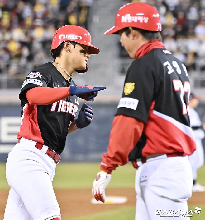 31일 오후 서울 송파구 잠실야구장에서 열린 '2026 신한 SOL Bank KBO리그' KIA 타이거즈와 LG 트윈스의 경기, 2회초 2사 2루 KIA 김도영이 투런 홈런을 날린 후 기뻐하고 있다. 잠실, 김한준 기자