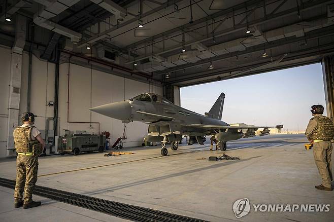 카타르 기지의 영국군 타이푼 전투기 [EPA 연합뉴스 자료사진. 재판매 및 DB 금지]