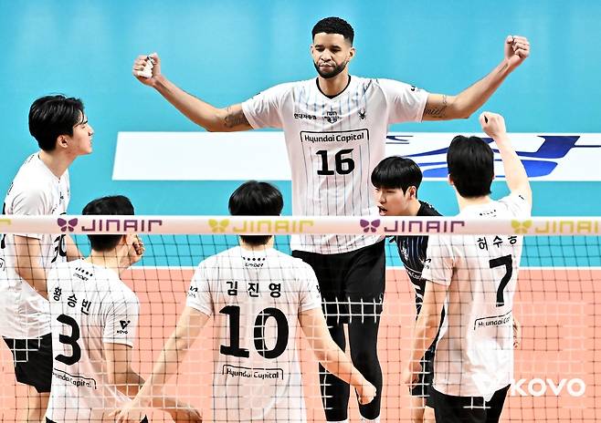 득점 후 기뻐하는 현대캐피탈의 레오(뒤쪽 중앙) [한국배구연맹 제공. 재판매 및 DB 금지]