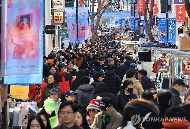 춘제 앞두고 명동거리 중국인 관광객 맞이 [연합뉴스 자료사진]