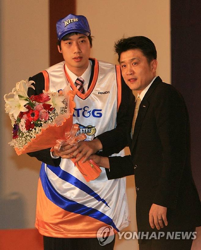 프로농구 신인 드래프트 (서울=연합뉴스) 성연재기자 = 1일 오후 서울교육문화연구원에서 열린 프로농구 신인 드래프트 1라운드에서 KT&G에 지명된 양희종이 KT&G 유니폼을 입고 유도훈 감독과 포즈를 취하고 있다. 2007.02.01