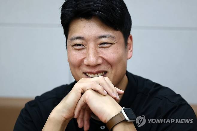 인터뷰하는 양희종 코치 (안양=연합뉴스) 윤동진 기자 = 프로농구 안양 정관장 코칭 스태프로 합류한 안양 정관장의 '레전드' 양희종이 30일 안양정관장아레나에서 연합뉴스와 인터뷰를 하고 있다. 2026.4.1 mon@yna.co.kr