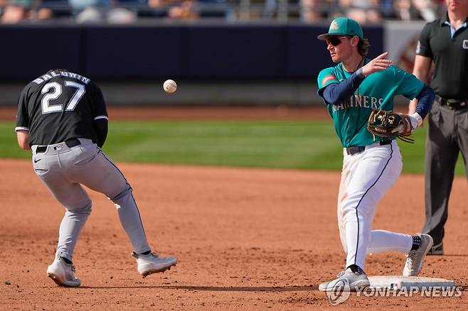 시애틀과 계약한 콜트 에머슨(오른쪽) [AP=연합뉴스]