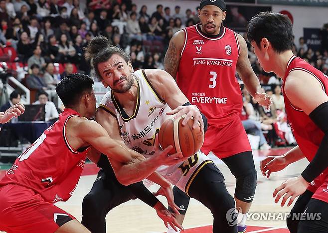 마레이 '파울이야' (안양=연합뉴스) 홍기원 기자 = 31일 경기도 안양 정관장 아레나에서 열린 프로농구 안양 정관장 레드부스터스와 창원 LG 세이커스의 경기. LG 마레이가 파울을 당하고 있다. 2026.3.31 xanadu@yna.co.kr