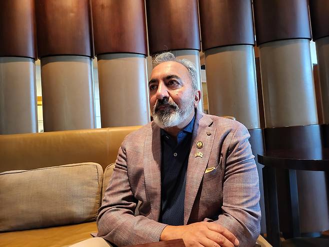 인터뷰하는 아미 베라 의원 (서울=연합뉴스) 김지헌 기자 = 미국 민주당 아미 베라 연방 하원의원이 1일 서울 한 호텔에서 인터뷰하고 있다. 2026.4.1
jk@yna.co.kr