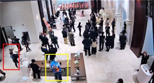 예식장 하객을 상대로 상습 절도 행각을 벌인 60대 남성 A씨가 지난달 한 예식장에서 피해자를 지켜보는 장면. 빨간색 네모가 피의자, 노란색 네모가 피해자. [서울 영등포경찰서 제공. 재판매 및 DB 금지]