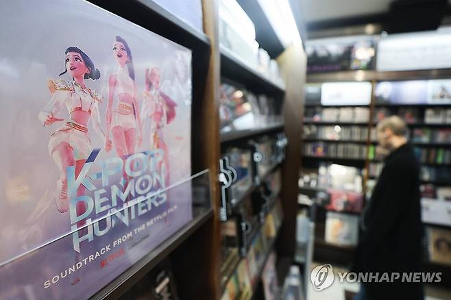 '케이팝 데몬 헌터스' 오스카 장편 애니메이션·주제가상 2관왕 (서울=연합뉴스) 서대연 기자 = 넷플릭스 애니메이션 영화 '케이팝 데몬 헌터스'가 미국 아카데미 시상식에서 장편 애니메이션상과 주제가상을 받으며 2관왕에 오른 16일 서울 종로구 교보문고 광화문점 핫트랙스에 진열된 '케이팝 데몬 헌터스' 오리지널사운드트랙(OST) 음반. 2026.3.16 dwise@yna.co.kr