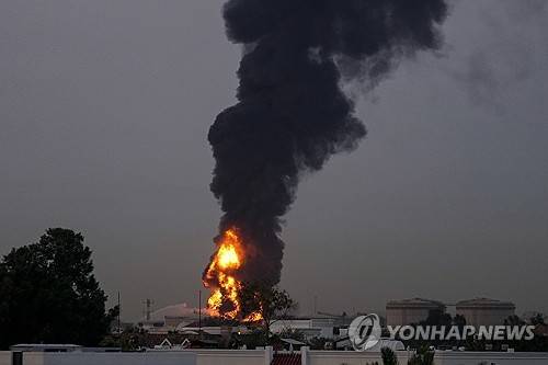 3월 16일 오전 두바이 국제공항 인근에서 연료 탱크가 드론 공격을 받아 불길이 치솟고 있다 [AP 연합뉴스 자료사진. 재판매 및 DB 금지]