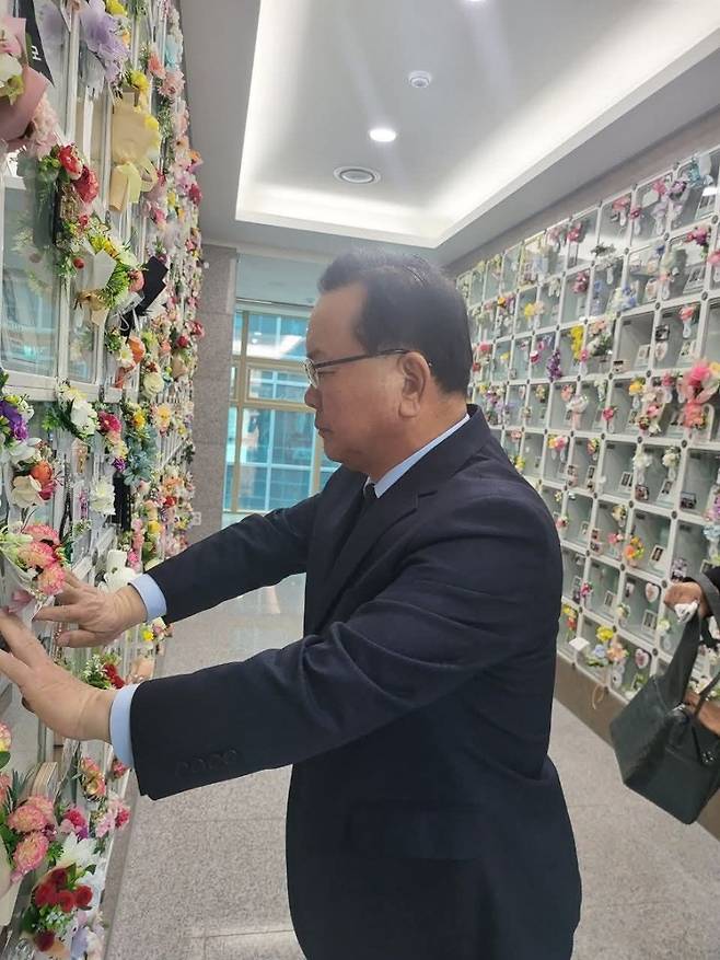 선친 기일 맞이해 현충원 방문한 김부겸 전 총리 [김부겸 전 총리 페이스북 캡처]