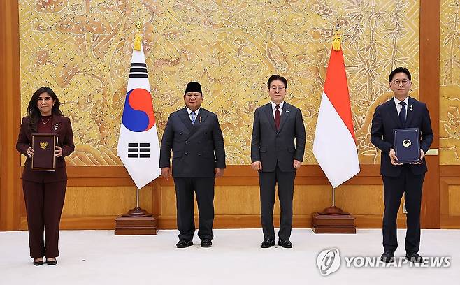 한-인니, 디지털 개발 협력 (서울=연합뉴스) 김도훈 기자 = 배경훈 부총리 겸 과학기술정보통신부 장관과 무티야 하피드 인도네시아 통신디지털부 장관이 1일 청와대에서 이재명 대통령과 프라보워 수비안토 대통령이 임석한 가운데 디지털 개발 협력 양해각서 문건을 교환한 뒤 기념 촬영을 하고 있다. 2026.4.1 superdoo82@yna.co.kr