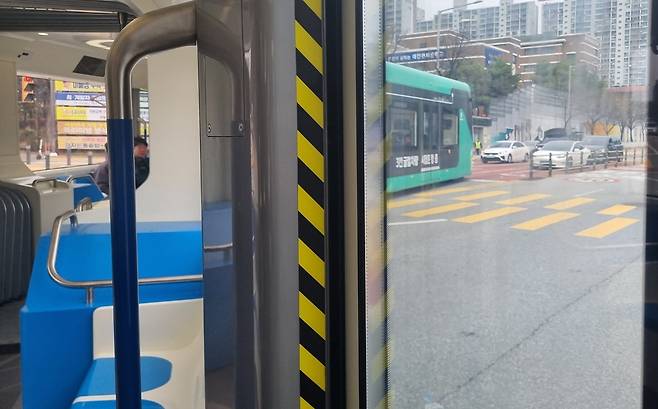 앞칸에서 본 꼬리칸 회전 모습  [촬영 박주영]