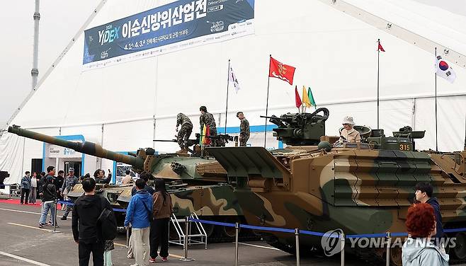 해병대 장비 체험 (창원=연합뉴스) 김동민 기자 = 1일 오후 경남 창원시 진해구 진해군항에서 열린 '2026 이순신방위산업전(YIDEX 2026)'에 참여한 시민이 부스 주변에 설치된 해병대 장비를 체험하고 있다.
    전국 유일 방위산업 전문 전시회인 이 행사는 2년마다 한 번씩 해군과 연계해 열린다. 올해는 국내외 방산기업 수십 곳과 해외 바이어 등이 참여한다. 2026.4.1 image@yna.co.kr