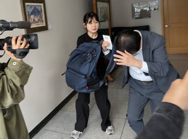 취재진 피해 도망가는 장학관 [박건영 촬영]