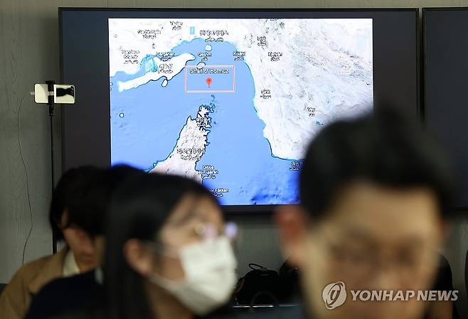 이란 전쟁의 진실과 호르무즈해협 봉쇄에 관한 토론회 (서울=연합뉴스) 이지은 기자 = 1일 서울 영등포구 서민민생대책위원회(서민위)에서 열린 이란 전쟁의 진실과 호르무즈해협 봉쇄에 관한 토론회에서 호르무즈해협 지도가 화면에 나오고 있다. 2026.4.1 jieunlee@yna.co.kr