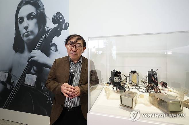 백남준 작품 소개하는 하쿠다 켄 (서울=연합뉴스) 강민지 기자 = 1일 서울 용산구 APMA 캐비닛에서 열린 가고시안 백남준 개인전 '백남준: 리와인드 / 리피트' 기자간담회에서 백남준의 장조카이자 저작권자인 하쿠다 켄이 '살아있는 조각을 위한 TV브라'에 관해 설명하고 있다. 2026.4.1 mjkang@yna.co.kr