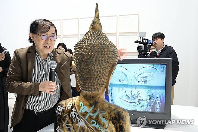 '골드 TV 부처' 설명하는 하쿠다 켄 (서울=연합뉴스) 강민지 기자 = 1일 서울 용산구 APMA 캐비닛에서 열린 가고시안 백남준 개인전 '백남준: 리와인드 / 리피트' 기자간담회에서 백남준의 장조카이자 저작권자인 하쿠다 켄이 '골드 TV 부처'에 관해 설명하고 있다. 2026.4.1 mjkang@yna.co.kr