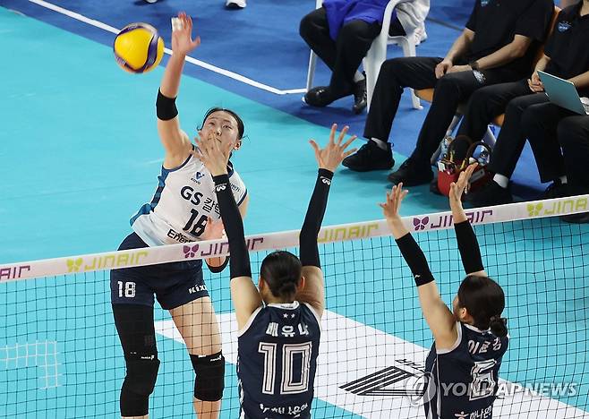 권민지 '들어가라' (김천=연합뉴스) 김현태 기자 = 1일 김천실내체육관에서 열린 2025-2026 V-리그 포스트시즌 여자 프로배구 챔피언 결정전 1차전 GS칼텍스와 한국도로공사의 경기에서 GS칼텍스 권민지가 공격을 시도하고 있다. 2026.4.1 mtkht@yna.co.kr