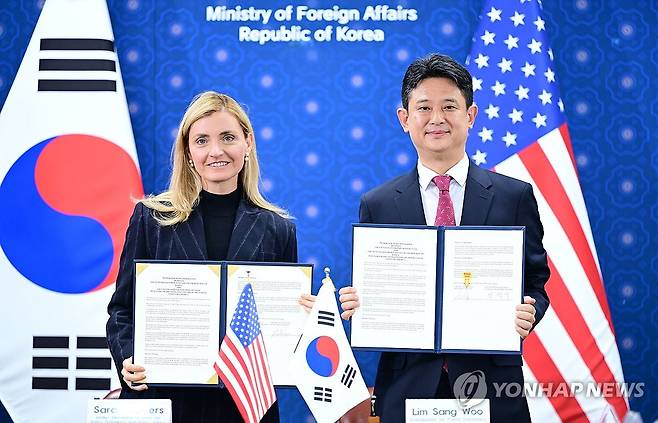 제2차 한미 공공외교 협의 개최 (서울=연합뉴스) 임상우 외교부 공공외교대사가 1일 서울에서 사라 로저스 미국 국무부 공공외교 담당 차관과 제2차 한미 공공외교 협의를 개최, 협력각서를 들고 기념 촬영하고 있다. 2026.4.1 [외교부 제공. 재판매 및 DB 금지] photo@yna.co.kr