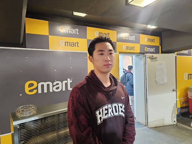 1일 SSG전에서 선발 등판한 키움 히어로즈 우완 투수 배동현(28) (인천=연합뉴스) 김동한 기자 = 1일 인천 SSG 랜더스필드에서 열린 2026 신한 SOL KBO리그 SSG 랜더스와 원정 경기에서 승리 투수가 된 키움 히어로즈 우완 배동현이 경기 후 인터뷰하고 있다. 2026.4.1 moved@yna.co.kr
