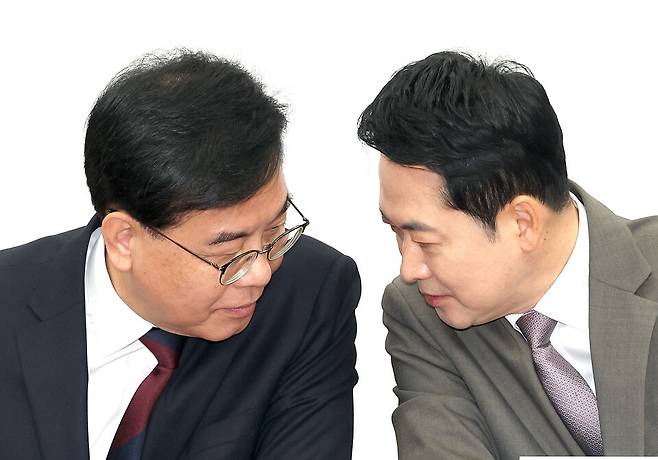 ▲ 국민의힘 장동혁 대표(오른쪽)와 송언석 원내대표가 2일 국회에서 열린 최고위원회의에서 얘기를 나누고 있다. /연합뉴스