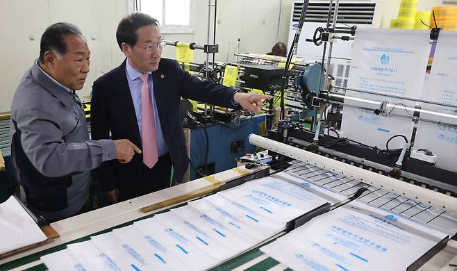 ▲ 중동 전쟁 여파로 원재료인 나프타 등 석유화학제품 수급 문제가 불거지는 가운데 유정복 인천시장이 2일 오후 인천 미추홀구 한 종량제 봉투 생산공장에서 생산 라인을 살펴보고 있다. /이재민 기자 leejm@incheonilbo.com