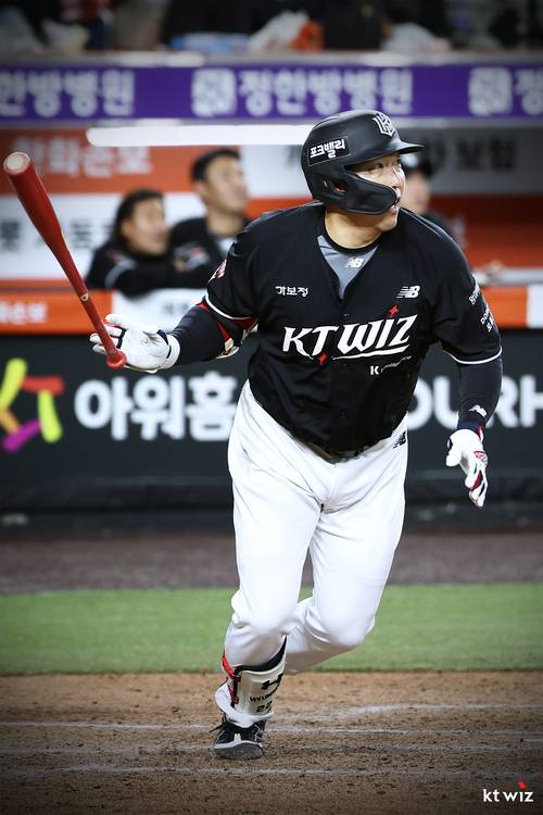 1일 대전 한화생명볼파크서 열린 2026 신한 SOL 뱅크 KBO리그 정규시즌 한화 이글스와의 원정 경기서 김현수가 결승타를 때리고 있다. 사진=KT위즈
